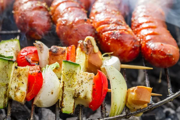 Saucisses et brochettes sur le gril — Photo