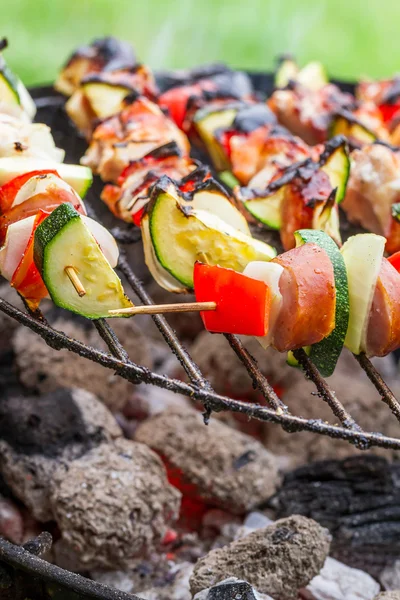 Hete spiesjes op de grill met vuur — Stockfoto