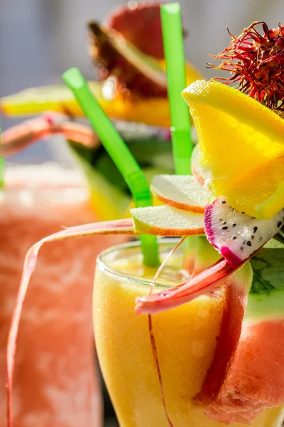 Beber con sandía y frutas frescas — Foto de Stock