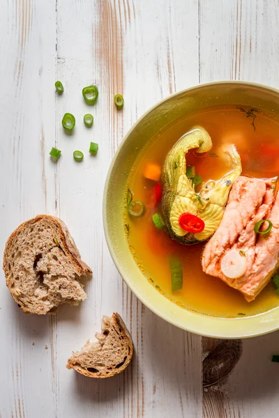 Closeup de sopa de salmão com cebolinha — Fotografia de Stock