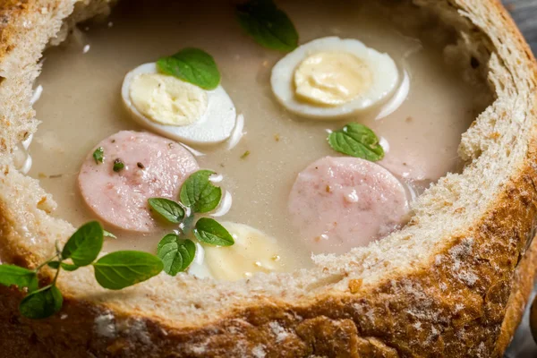 Gros plan de soupe aigre dans du pain à la marjolaine — Photo