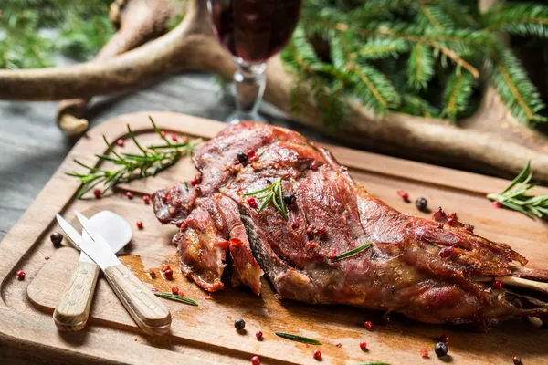 Closeup em picar carne de veado recém-assada — Fotografia de Stock