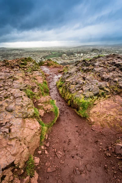 View from Arthur 's Seat to Edinburgh — стоковое фото