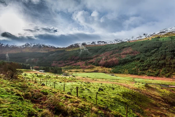 Nuages de pluie sur une vallée de montagne en Écosse — Photo