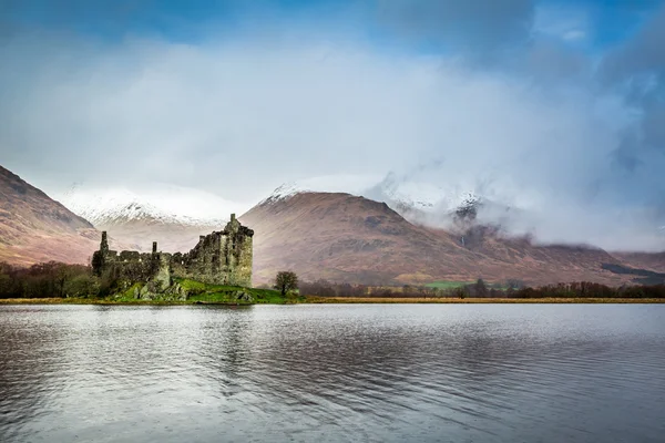 Château de Kilchurn au-dessus du lac, Écosse — Photo