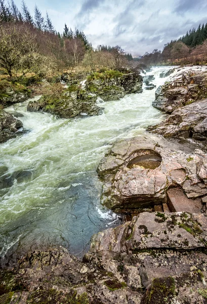 Wilder Gebirgsfluss in den Ausläufern — Stockfoto