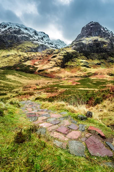 スコットランドのピークに至る山道 — ストック写真