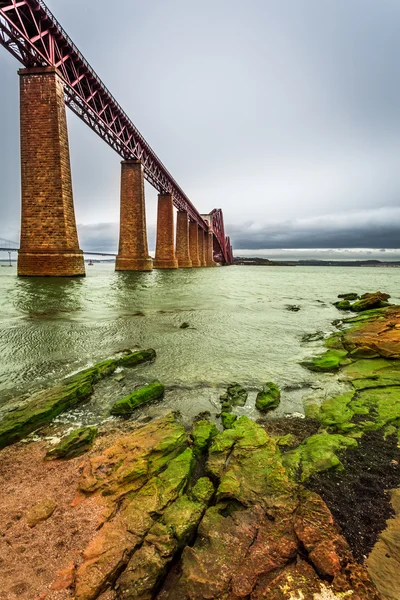 Demir köprü üzerinde bay Edinburgh — Stok fotoğraf