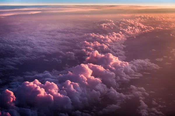 Pôr do sol sobre as nuvens roxas — Fotografia de Stock