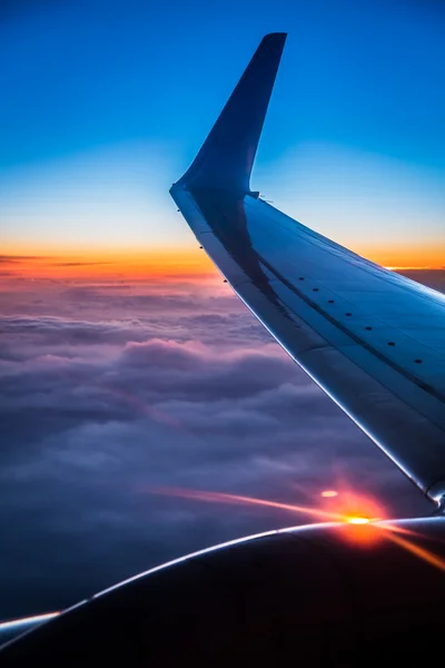 Vista del atardecer desde la ventana del avión — Foto de Stock