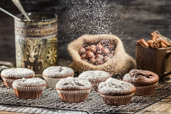 Caída de azúcar glaseado en magdalenas de chocolate fresco —  Fotos de Stock