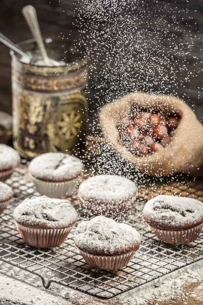 Klesající moučkový cukr na čerstvé čokoládové muffiny — Stock fotografie