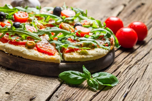 Čerstvě upečenou pizzu s bazalkou a rajčaty — Stock fotografie