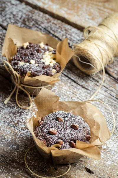 Closeup of decorating chocolate muffins with string — Stock Photo, Image