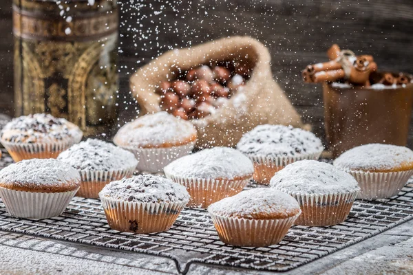 Muffins de baunilha decorados com açúcar em pó — Fotografia de Stock