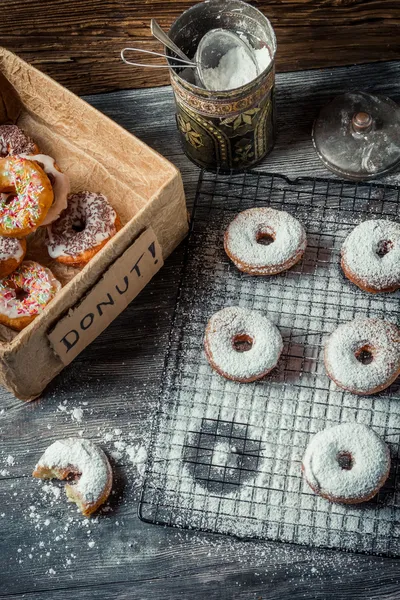 Verkostung süßer Donuts mit Puderzucker — Stockfoto