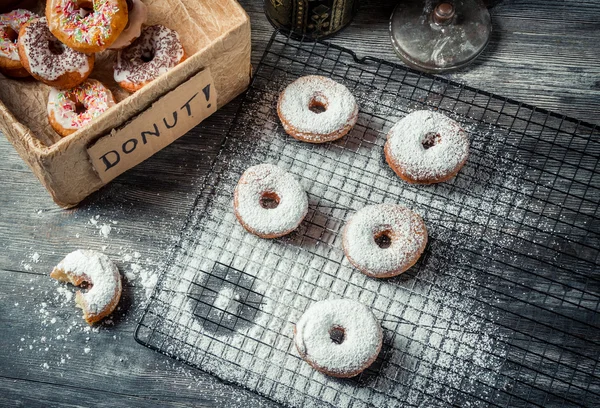 Вкус сладких пончиков с сахаром в глазури — стоковое фото