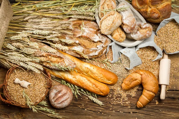 Varios tipos de pan recién horneado con grano —  Fotos de Stock