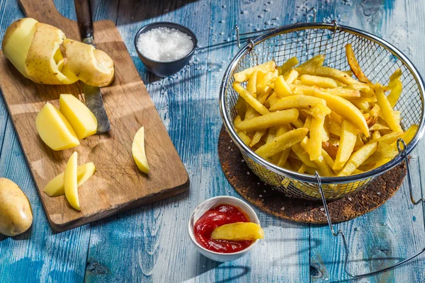 Pommes frites gjorda av potatis — Stockfoto