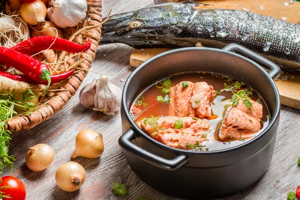 Рибний суп зі свіжих овочів і лосося — стокове фото