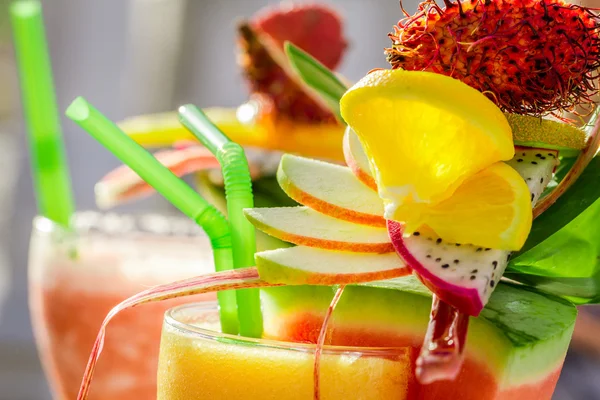Close-up van drank met watermeloen en vers fruit — Stockfoto