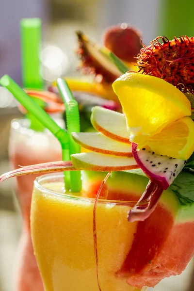 西瓜和新鲜的水果和喝杯特写 — 图库照片