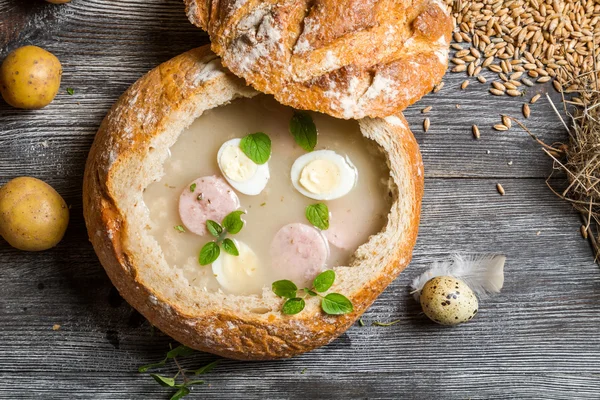Closeup polévka podávaná v chlebu s vejci — Stock fotografie