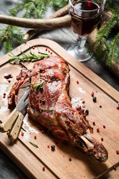 Freshly roasted venison with rosemary and pepper — Stock Photo, Image