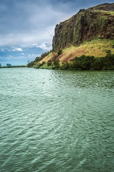 Beautiful views of the hill and lake in Scotland in summer — Stock Photo, Image