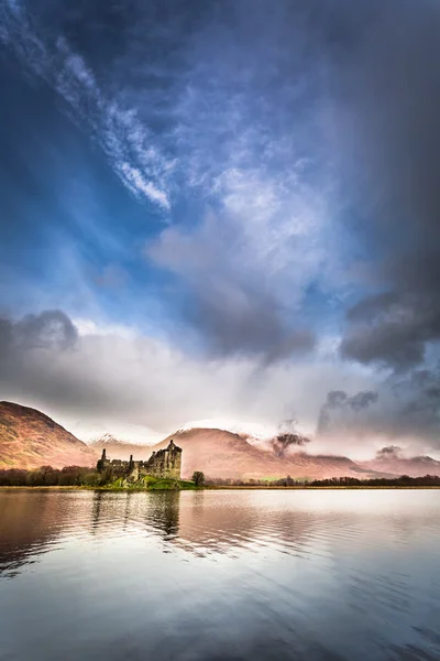 Rovine del castello sul lago — Foto Stock