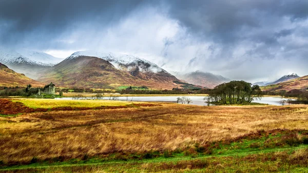 Kilchurn castle in de winter, Schotland — Stockfoto