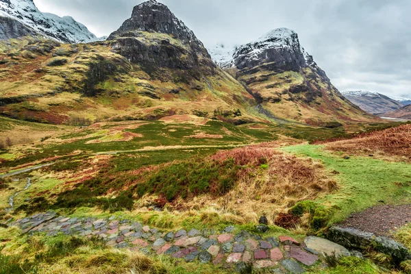 Sendero de montaña que conduce a la cima de Escocia — Foto de Stock