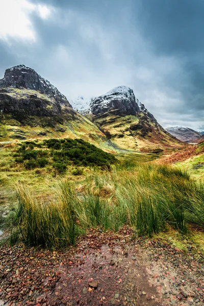 Grüne Hügel und schneebedeckte Gipfel in Schottland — Stockfoto