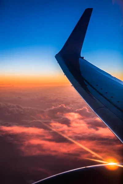 Вид на закат из окна самолета — стоковое фото