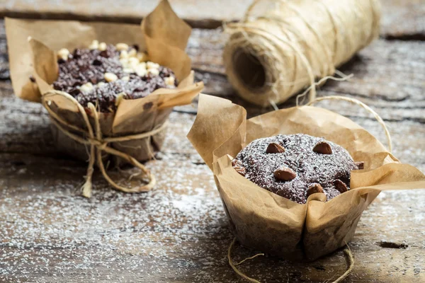 Closeup of decorating chocolate muffins with string — Stock Photo, Image