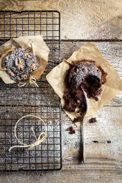 Tasting freshly baked chocolate muffins — Stock Photo, Image