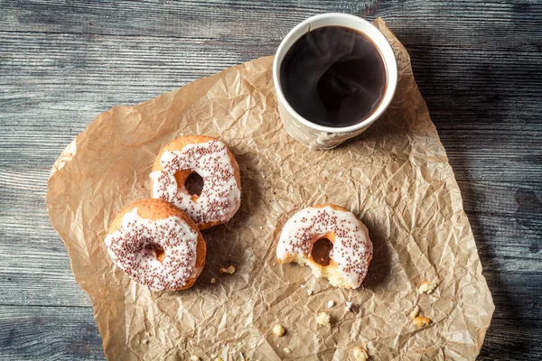 Donuts en koffie achtergrond — Stockfoto