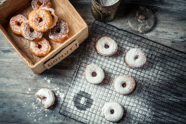 Degustación de rosquillas recién horneadas — Foto de Stock