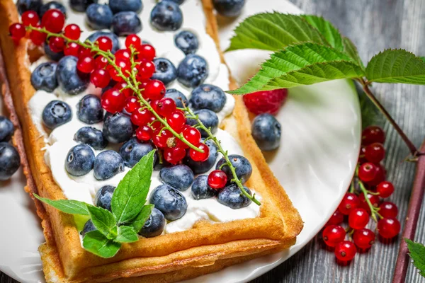 Waffeln mit Sahne und Beerenfrüchten — Stockfoto