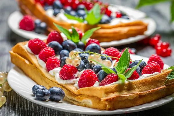 Waffeln mit Sahne und Blaubeere und Himbeere — Stockfoto