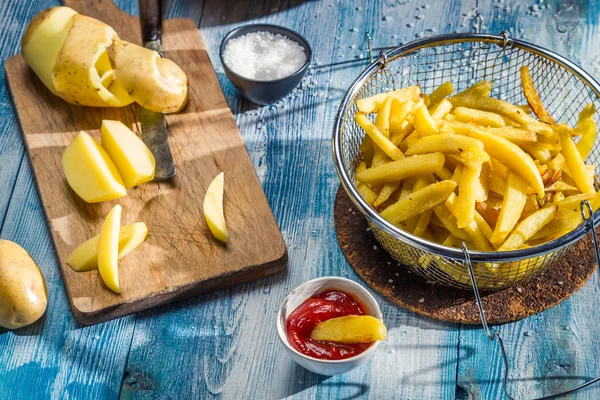 Franse frietjes gemaakt van aardappelen — Stockfoto