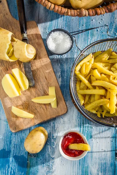 Patatine fritte fatte in casa a base di patate — Foto Stock