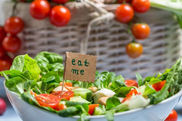 La ensalada fresca es un símbolo de alimentación saludable — Foto de Stock