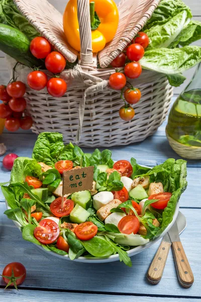 Comer ensalada fresca saludable — Foto de Stock