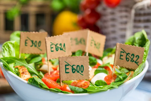 Gezonde salade gemaakt van groenten met geen conserveringsmiddelen — Stockfoto