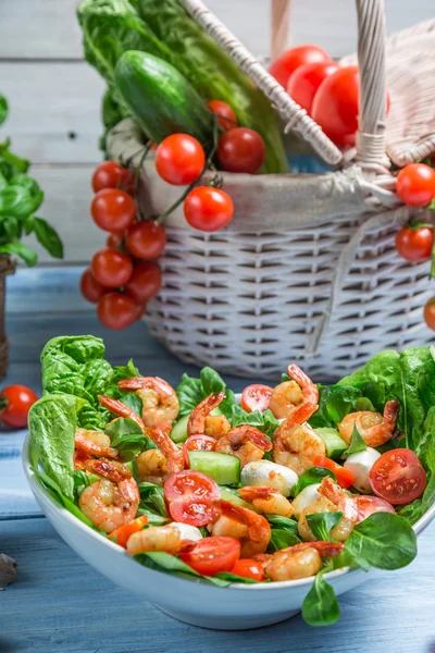 Healthy salad with vegetables and shrimp — Stock Photo, Image