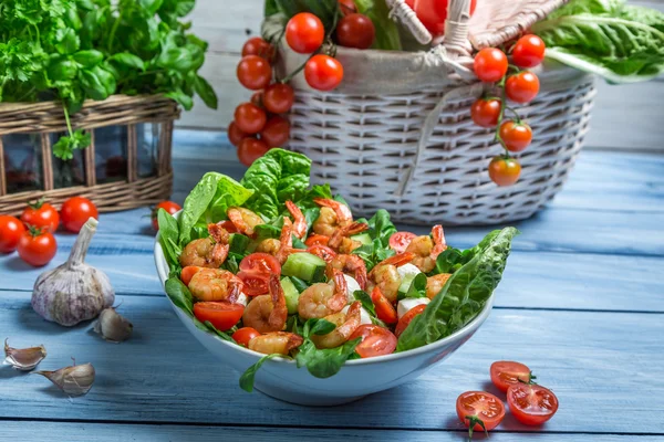 Gezonde salade gemaakt met garnalen en groenten — Stockfoto