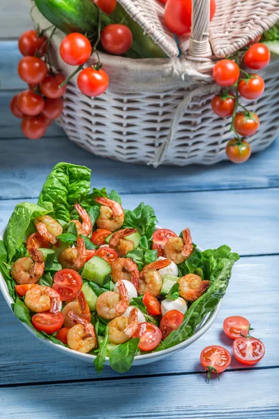 Sund salat med rejer og grøntsager - Stock-foto