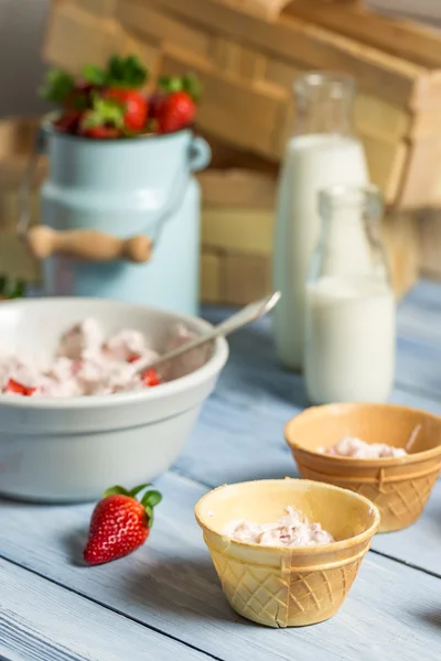 Voorbereiding van aardbeiroomijs in een wafer — Stockfoto