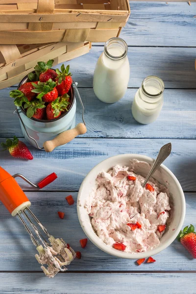 Zelfgemaakt ijs gemaakt met aardbei en yoghurt — Stockfoto